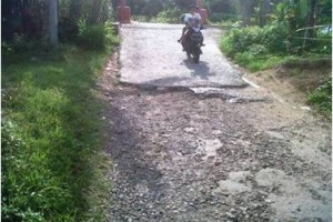 Jalan di Cigintung rusak parah